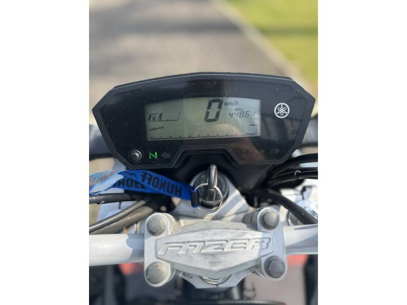 YAMAHA - FAZER - 2015/2016 - Branca - R$ 16.900,00
