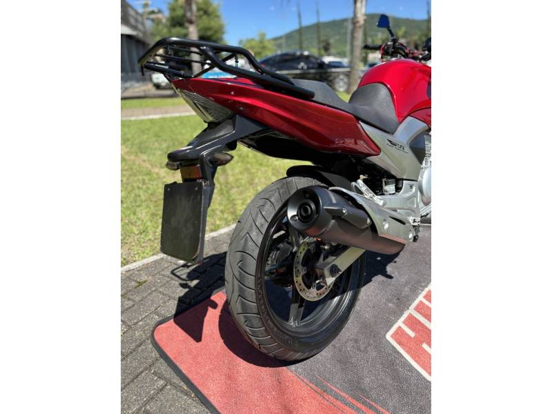 YAMAHA - FAZER - 2012/2013 - Vermelha - R$ 15.900,00