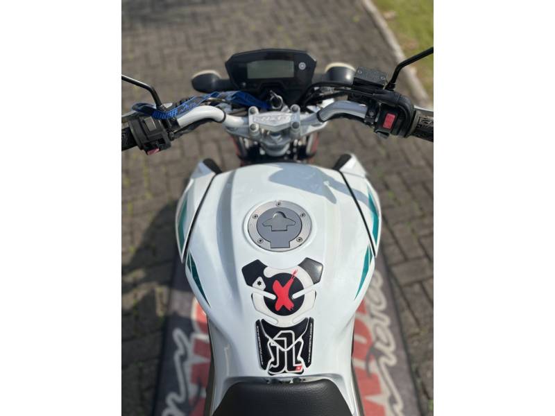 YAMAHA - FAZER - 2015/2016 - Branca - R$ 16.900,00
