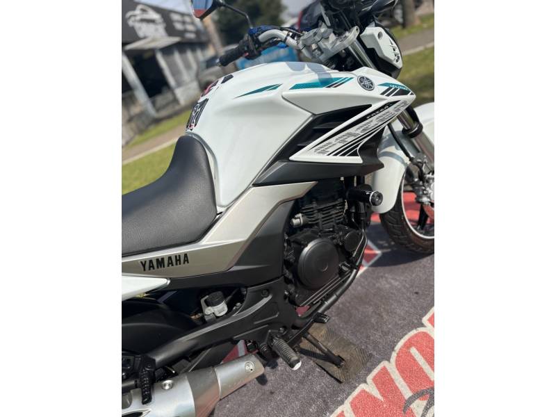 YAMAHA - FAZER - 2015/2016 - Branca - R$ 16.900,00