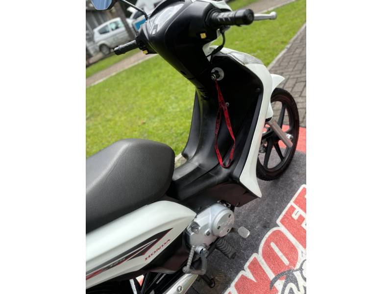 HONDA - BIZ 125 - 2014/2015 - Branca - R$ 12.500,00