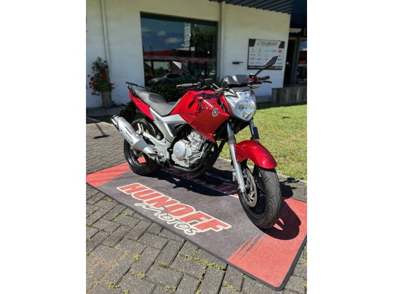 YAMAHA - FAZER - 2012/2013 - Vermelha - R$ 15.900,00