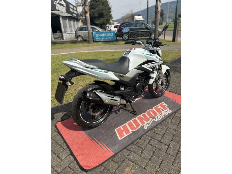 YAMAHA - FAZER - 2015/2016 - Branca - R$ 16.900,00