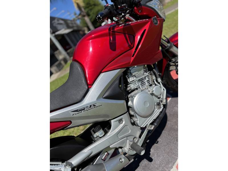 YAMAHA - FAZER - 2012/2013 - Vermelha - R$ 15.900,00