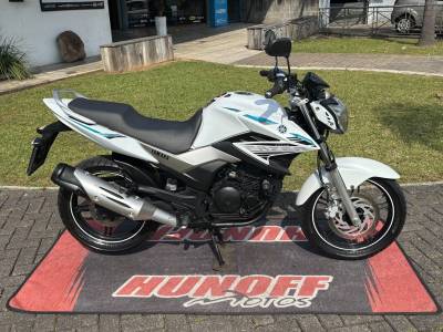 YAMAHA - FAZER - 2015/2016 - Branca - R$ 16.900,00