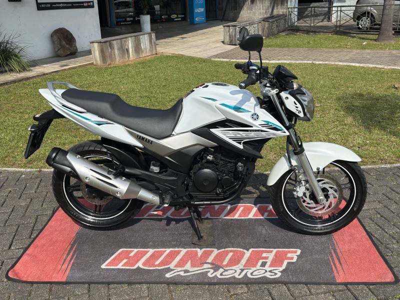 YAMAHA - FAZER - 2015/2016 - Branca - R$ 16.900,00