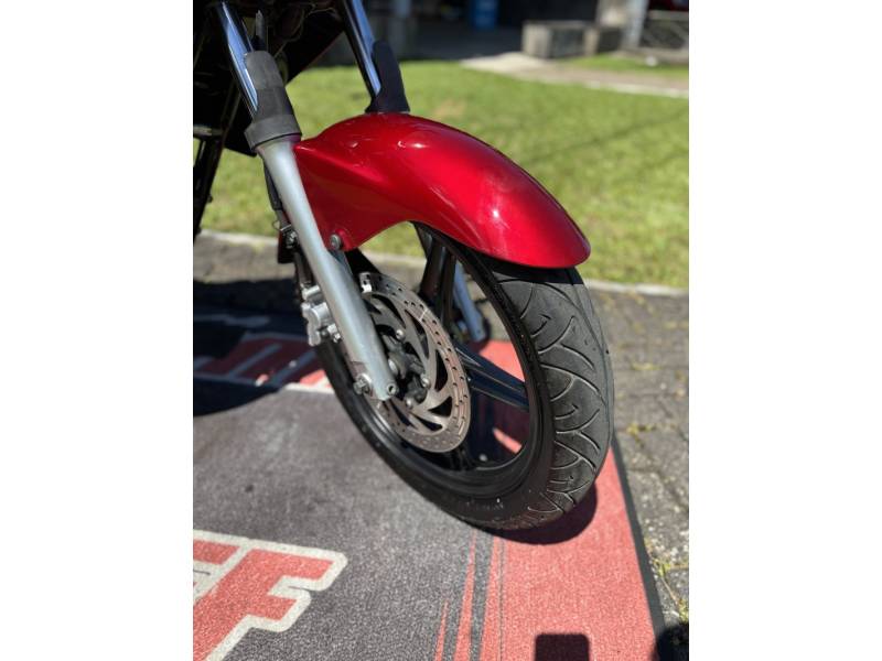 YAMAHA - FAZER - 2012/2013 - Vermelha - R$ 15.900,00