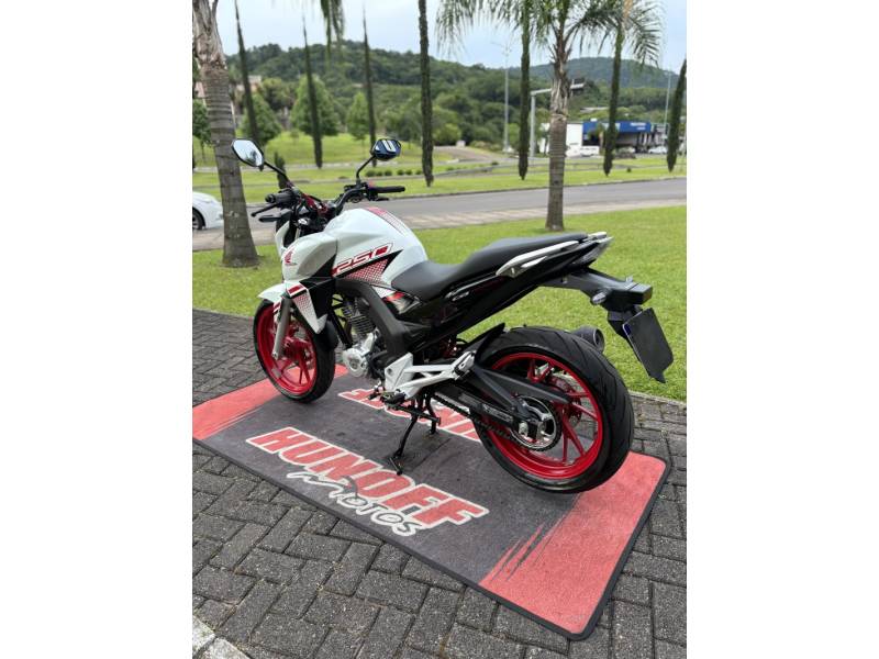 HONDA - CB 250F TWISTER - 2022/2022 - Branca - R$ 22.500,00