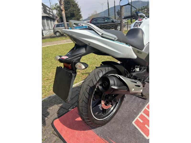 YAMAHA - FAZER - 2015/2016 - Branca - R$ 16.900,00