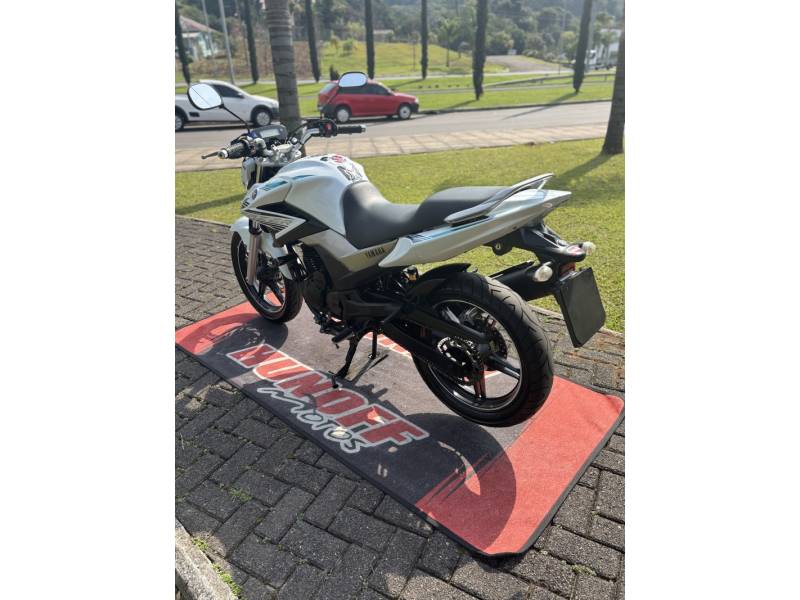 YAMAHA - FAZER - 2015/2016 - Branca - R$ 16.900,00