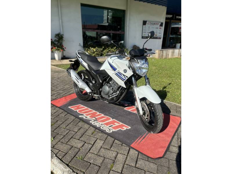 YAMAHA - FAZER - 2013/2014 - Branca - R$ 14.500,00