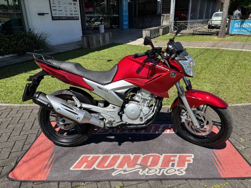 YAMAHA - FAZER - 2012/2013 - Vermelha - R$ 15.900,00