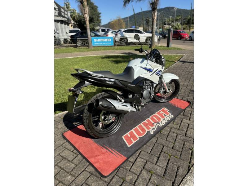 YAMAHA - FAZER - 2013/2014 - Branca - R$ 14.500,00