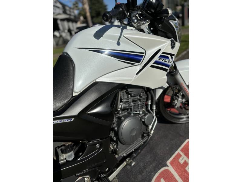 YAMAHA - FAZER - 2013/2014 - Branca - R$ 14.500,00