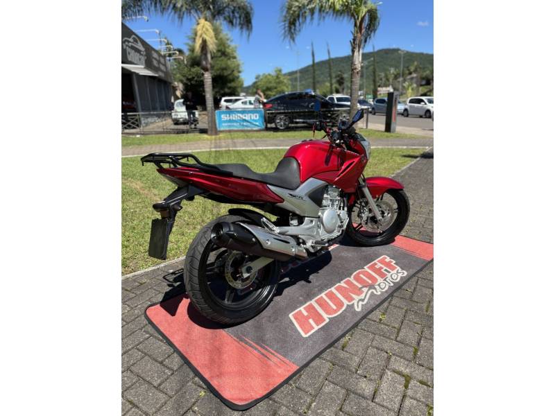 YAMAHA - FAZER - 2012/2013 - Vermelha - R$ 15.900,00