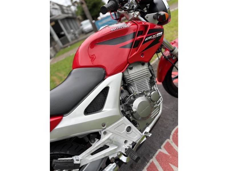 HONDA - CBX 250 TWISTER - 2008/2008 - Vermelha - R$ 11.500,00