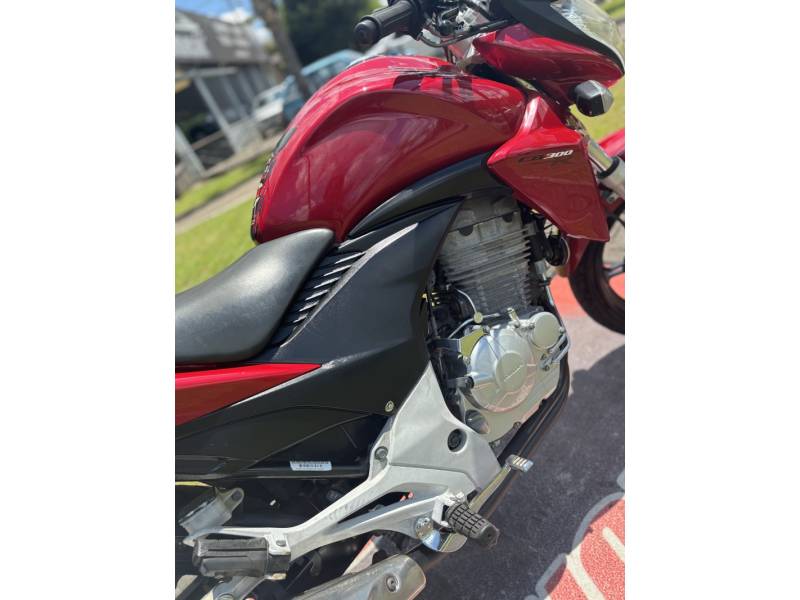 HONDA - CB 300R - 2013/2013 - Vermelha - R$ 14.900,00