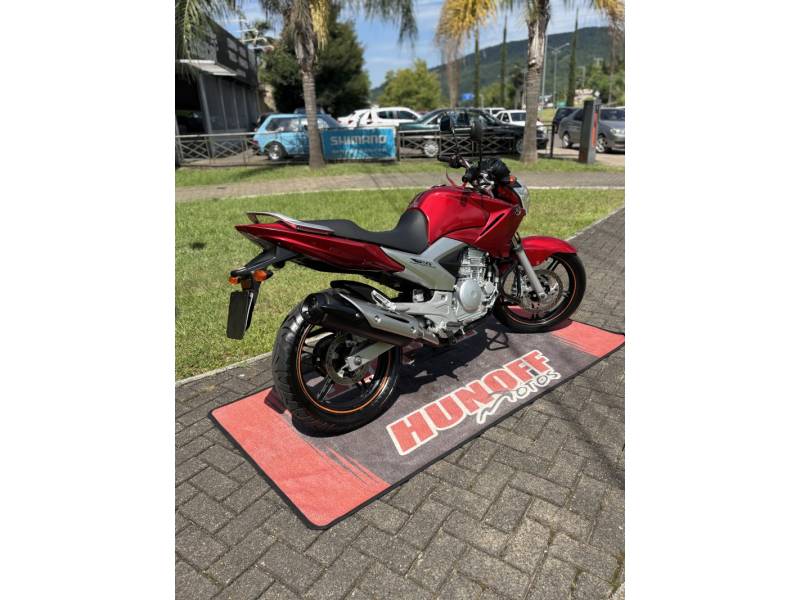 YAMAHA - FAZER - 2012/2012 - Vermelha - R$ 14.900,00