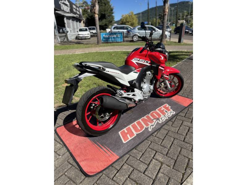 HONDA - CB TWISTER - 2022/2022 - Vermelha - R$ 22.500,00
