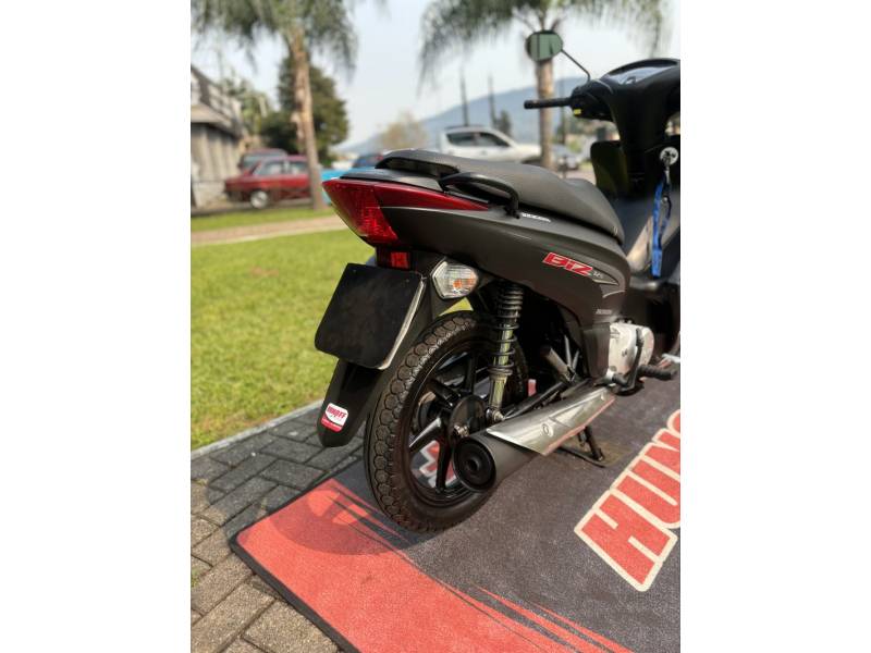 HONDA - BIZ 125 - 2014/2015 - Preta - R$ 12.500,00