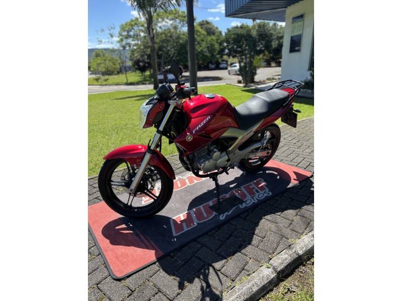 YAMAHA - FAZER - 2012/2013 - Vermelha - R$ 15.900,00